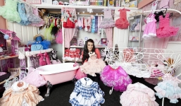 Cuộc sống vương giả của bé gái được nuông chiều nhất nước Anh