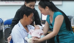 Bé sơ sinh văng khỏi bụng mẹ: Nước mắt cha lăn dài khi gặp con