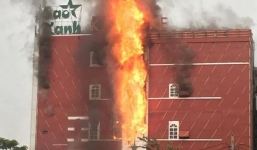 Hà Nội: Cháy lớn quán karaoke, khách náo loạn tìm cách thoát thân