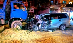 Xe tải tông ô tô 7 chỗ, 3 người trong gia đình thương vong