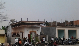 Bé trai 5 tuổi bị xe công nông cán qua người