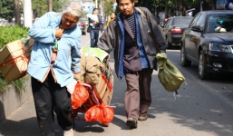 Cặp vợ chồng già vác bao tải tiền xu đóng học phí cho con