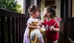 Khoảnh khắc đáng yêu của cặp song sinh nhà Hồng Nhung