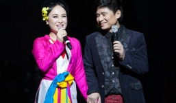 Vợ chồng Tấn Minh tình tứ trên sân khấu trong đêm liveshow 