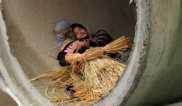 Giận vợ tiêu hết lương, chồng ra ngoài cống ngủ với bù nhìn