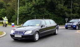 Soi độ khủng của siêu xe chống đạn theo Putin công du nước ngoài 