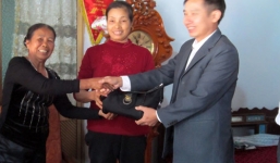 Nhặt được gần 100 triệu đồng, người bán bánh mì trả cho người mất