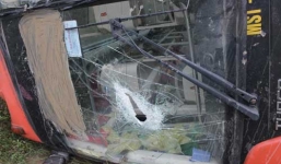 Xe giường nằm mất lái, lao thẳng xuống ruộng