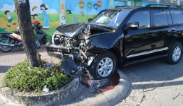 Xe Land Cruiser biển xanh đâm vào gốc cây, tài xế mắc kẹt