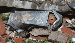 Khung cảnh đáng sợ nơi 70 ngôi mộ bị bão lũ lật tung