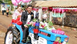 Chú rể 9x rước dâu bằng công nông náo động phố núi