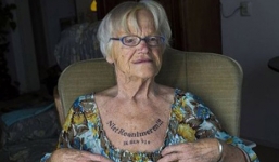 Cụ bà 91 tuổi xăm dòng chữ kì lạ lên ngực