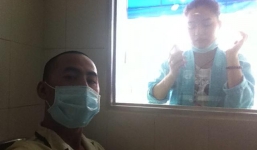 Vợ người mẫu Duy Nhân sầu thương trước cửa kính cách ly