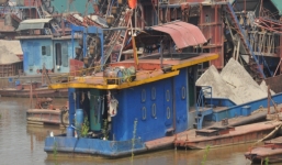 Đột kích bắt “cát tặc” trên sông Hồng: Lột mặt “tập đoàn bảo kê”