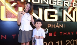 Cặp đôi 'tí hon và chân dài' tình tứ đi xem phim