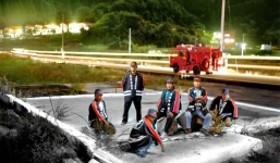 Chùm ảnh: Nạn nhân sóng thần Nhật Bản ngồi thẫn thờ trên tàn tích móng nhà