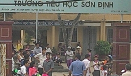 Cổng trường đổ sập đè chết một học sinh lớp 3