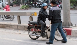 Cảnh sát Hà Nội hóa trang xử phạt vi phạm giao thông