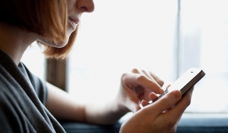 Thói quen cúi đầu xem điện thoại khiến đầu chịu áp lực 27kg