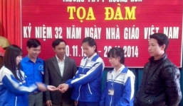 Nhặt được lắc vàng, hai học sinh đem trả lại người mất