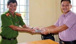 Trung tá công an trả lại ví chứa đầy tiền cho người dân
