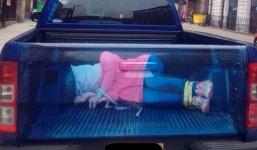 Dân Anh hốt hoảng vì hình cô gái bị bắt cóc trên xe tải