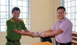 Trung tá công an trả lại hơn 60 triệu đồng cho người đánh rơi