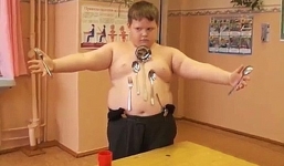 Cậu bé 'nam châm' hút mọi đồ vật sau tai nạn điện giật suýt chết