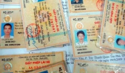 Video phát hiện nhiều giấy phép lái xe giả tại Huế