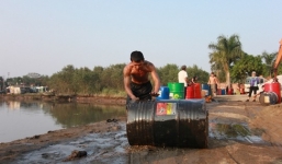 300 tấn hóa chất bột giặt đổ ra kênh, người dân đổ xô đi vớt