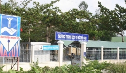 Nam sinh lớp 8 tự tử trong lớp học