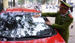 Công an quận Hoàn Kiếm đồng loạt ra quân dán thông báo lên kính xe ô tô vi phạm