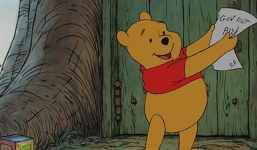 Ba Lan cấm gấu Pooh vì “giới tính không rõ ràng” và “không mặc quần”