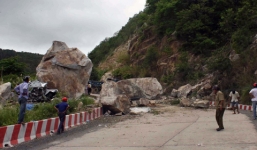 Tảng đá trăm tấn rơi xuống đường: Xe cộ đã có thể lưu thông