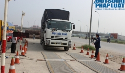 Tài xế xe quá tải cố thủ hàng giờ trong cabin chống đối CSGT