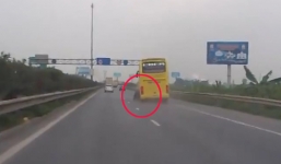 Xe giường nằm bị rơi bánh trên đường cao tốc