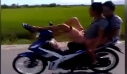 Hai 'quái xế' lái xe bằng chân, chụp ảnh 'tự sướng' bị phạt nguội