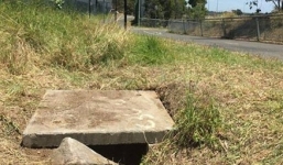 Bé sơ sinh bị mẹ bỏ rơi trong ống cống suốt 5 ngày