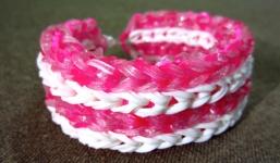 Vòng tay chun cầu vồng độc đáo với 2 chiếc dĩa