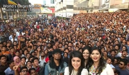 Microsoft khoe ảnh selfie đông người nhất chụp bằng Lumia 730