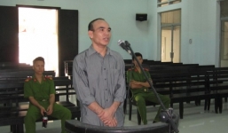 Bào chữa hài: Mua ma túy để nuôi tôm... chóng lớn!