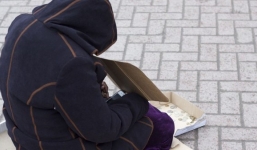 Hình ảnh người ăn xin dùng iPhone 5 gây tranh cãi ở Nga