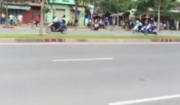 Hàng chục quái xế chặn đại lộ Sài Gòn để đua xe trái phép