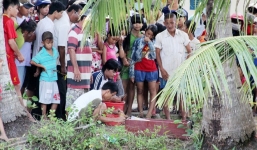 Phát hiện thi thể bé trai sơ sinh trôi trên sông