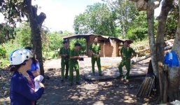 Mất gói mì tôm, cha đốt chân con trai?