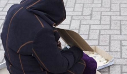 Vừa ăn xin, vừa lén dùng điện thoại iPhone 5