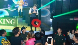 Đàm Vĩnh Hưng được đại gia rút cọc tiền tặng trên sân khấu