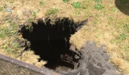 Bị hố tử thần 'nuốt chửng' khi đang phơi đồ trong sân nhà