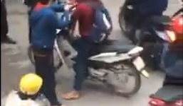 Nữ sinh bị nhân viên trông xe tát vì không đưa vé