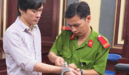 'Vợ trọng thương trốn vào nhà tắm sinh con' xin giảm án cho chồng